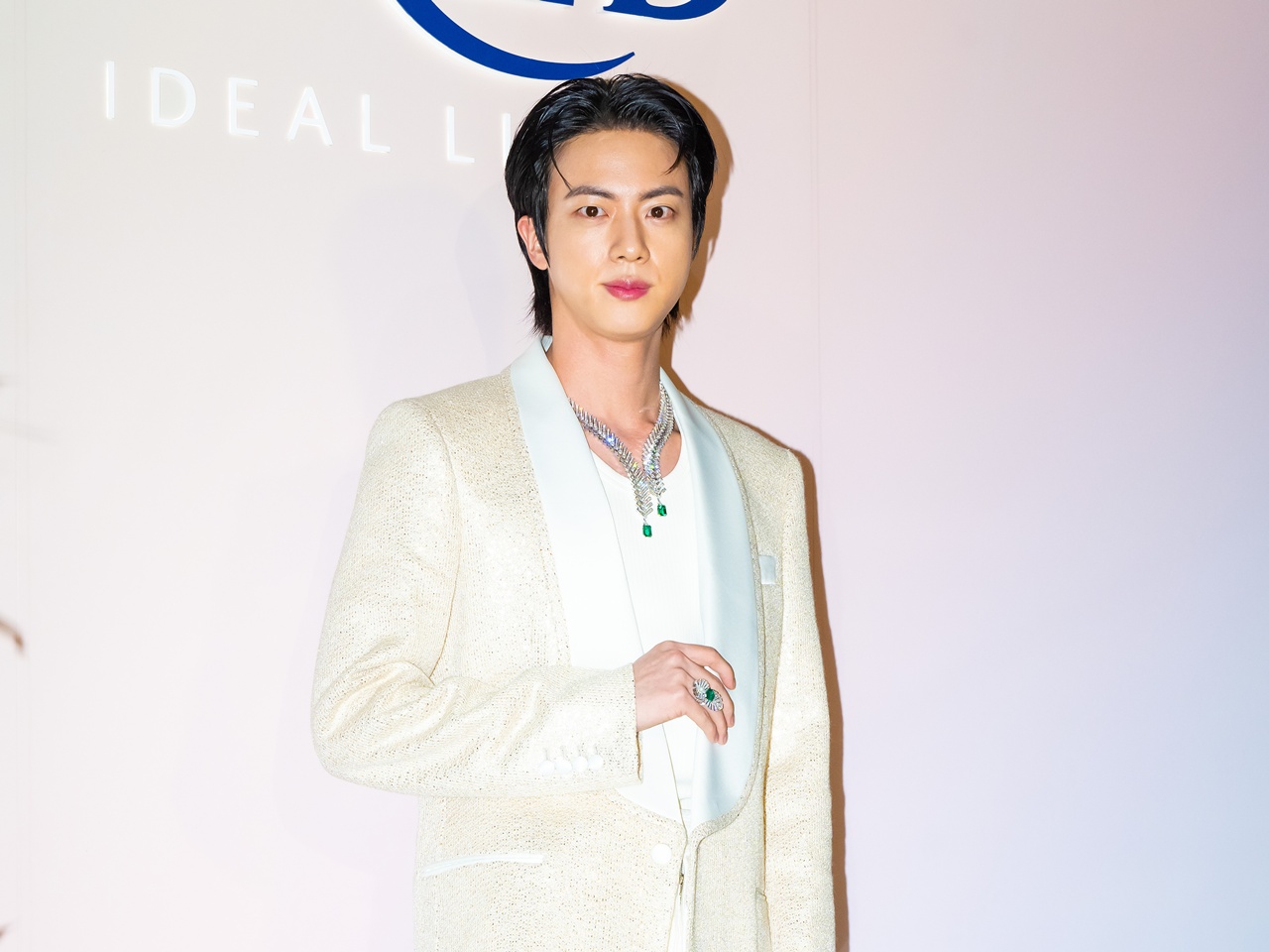 BTS・JINが“万能社員”に！Netflix新バラエティ『キアンの破天荒ゲストハウス』スチール公開