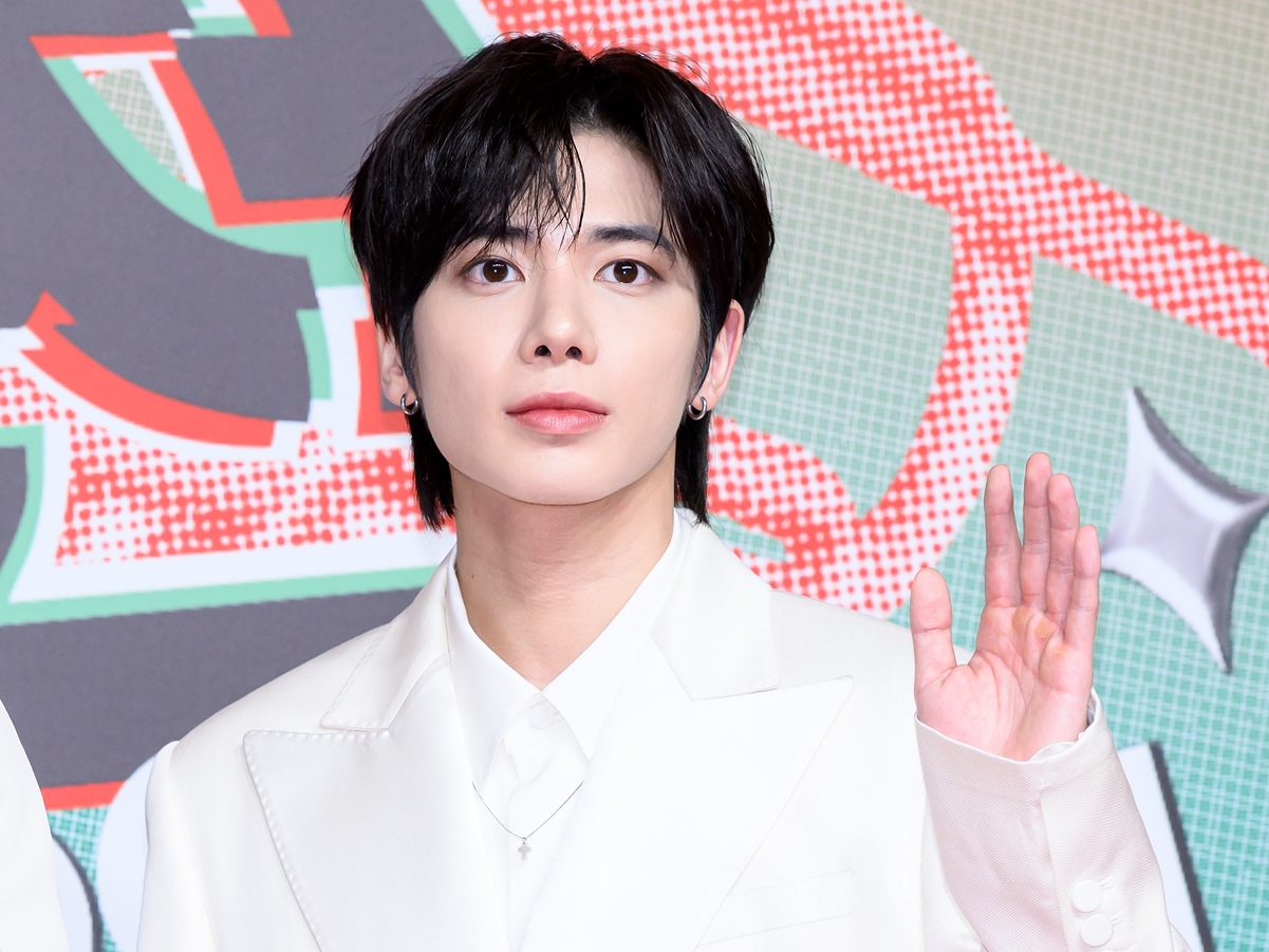 TXT・テヒョン、パリで魅せた“彼氏感”あふれるフード姿にファン胸キュン「かっこよすぎ」【PHOTO】