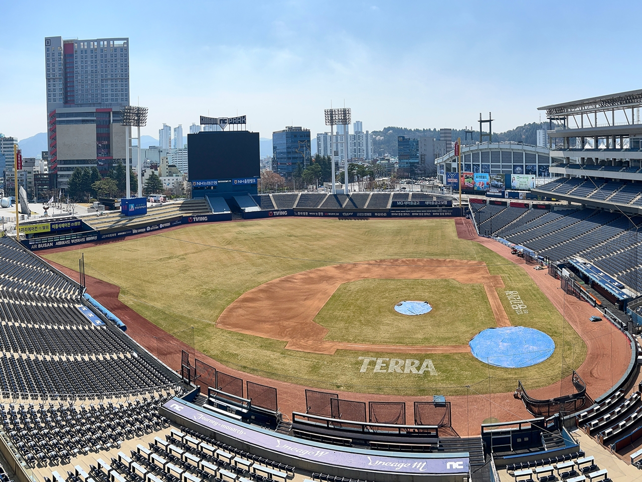 韓国プロ野球の落下死亡事故で全10球団が緊急点検…3月開場の新球場ですでに“強風破損”の事例も