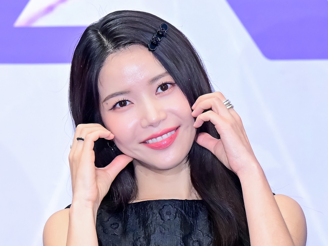 MAMAMOO・ソラ、「Suit Dance」に登場！ スタイリッシュなスーツ姿で新曲パフォーマンス