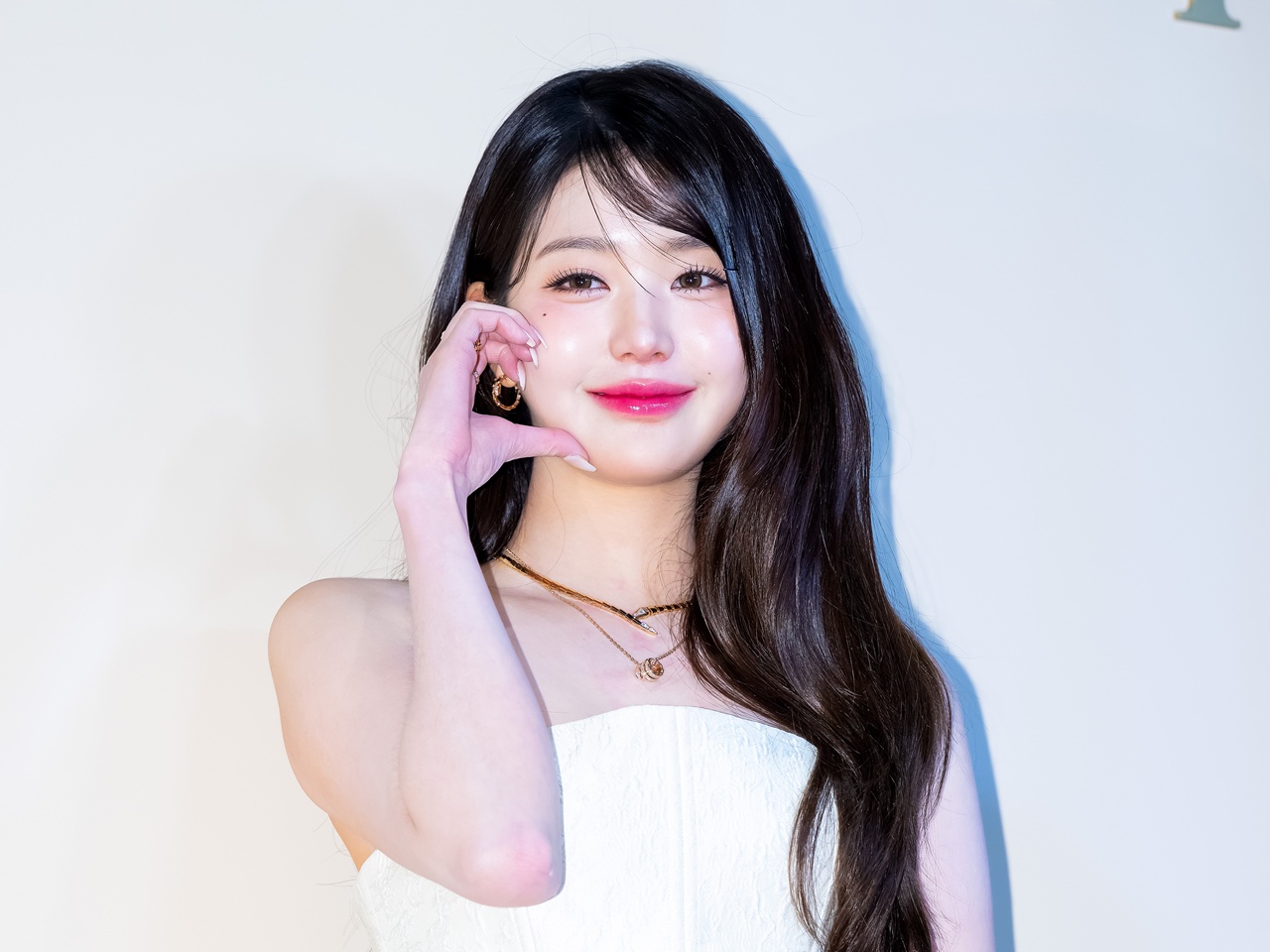 IVE・ウォニョン、まさに“春の女神”！カジュアルファッションの撮影でも漂う気品