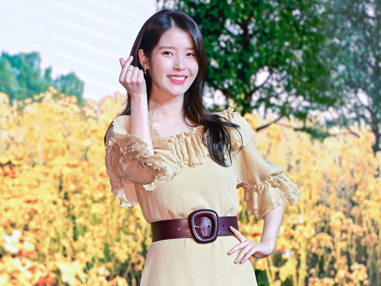 歌手IU、“笑ってはいけない”誕生日パーティーに参加!?過去にNewJeans（NJZ）メンバー出演