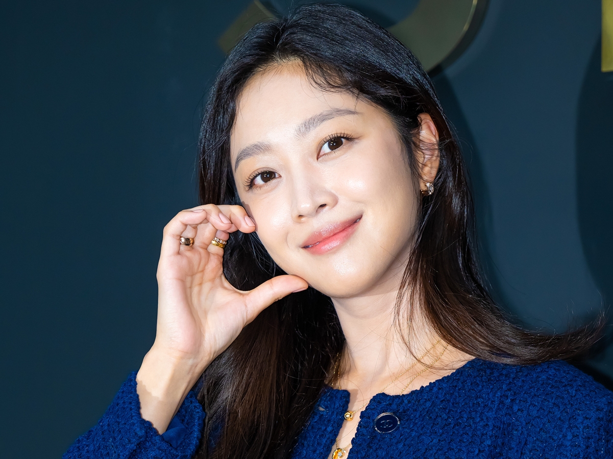 キム・スヒョン騒動で主演ドラマは公開延期に…チョ・ボア、約4カ月ぶりの投稿で見せた姿とは？【PHOTO】