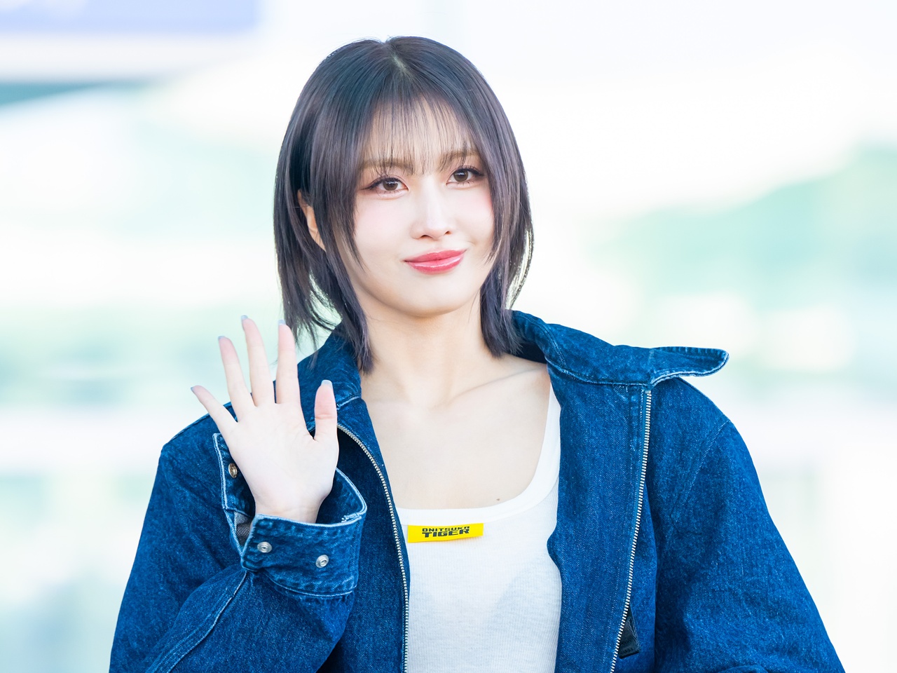 「バービー人形」TWICE・モモ、日本で見せたそばかすメイク＆美脚あらわのミニスカに絶賛の嵐【PHOTO】