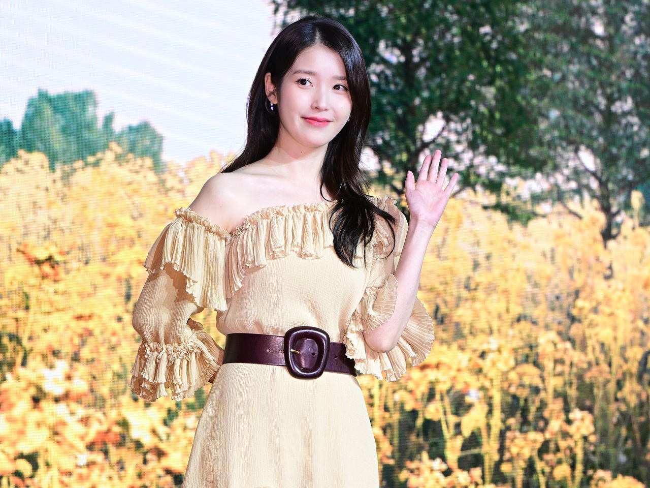 ドラマ『おつかれさま』が大ヒット中の歌手IU、YouTubeチャンネルが登録者数1000万人突破