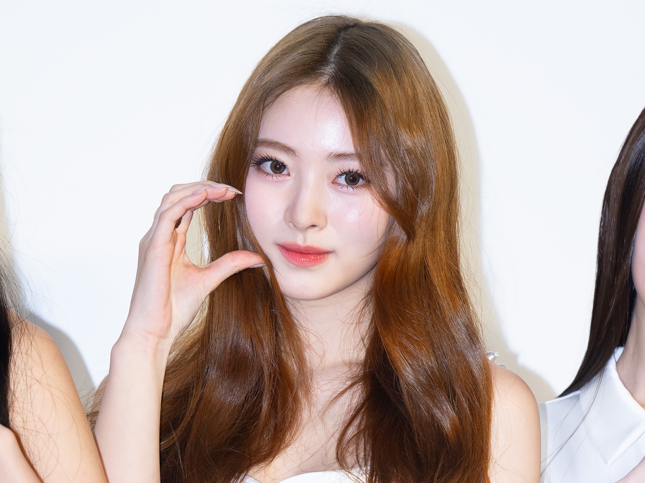 “実家の太さ”が話題のMEOVV日本人メンバーのアンナ、高級パーカーをラフに着こなす「ゴージャス」【PHOTO】