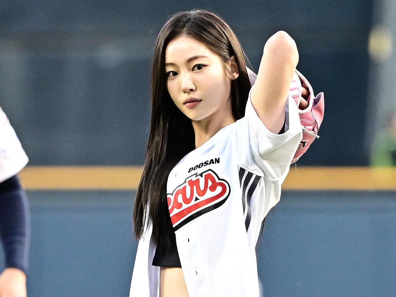 『イカゲーム2』女優、韓国プロ野球始球式でノーバン投球！美貌チラ見せの豪快ピッチング激写【PHOTO】