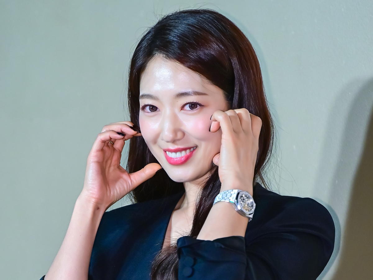 本当に1児の母？女優パク・シネ、ボブスタイルで見せた“優雅な美しさ”に視線釘付け【PHOTO】