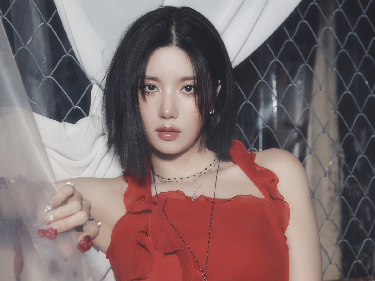 魅惑的な視線にドキッ…歌手クォン・ウンビ、新曲『Hello Stranger』で見せる“挑発ビジュ”！