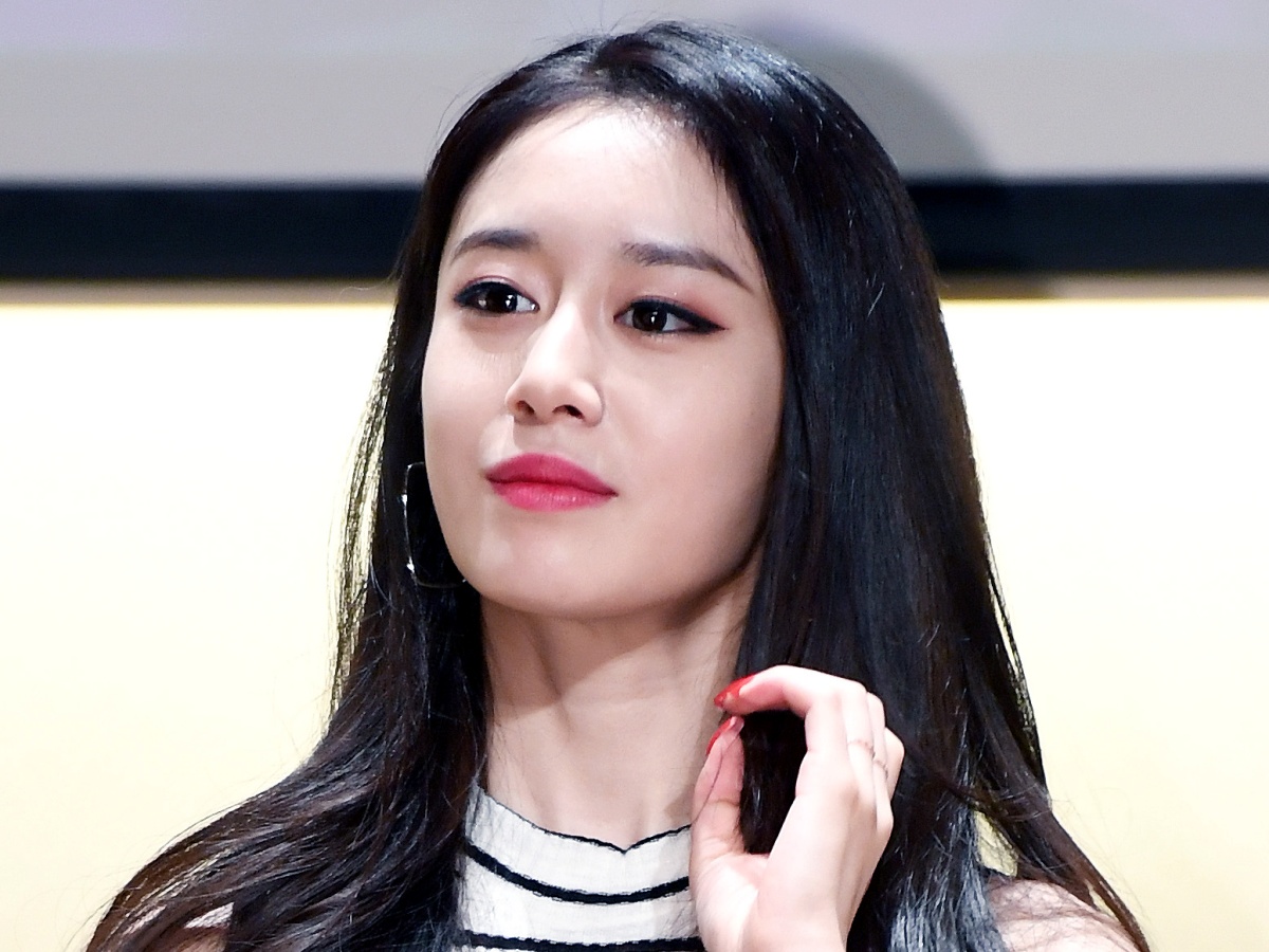 離婚から5カ月…T-ARA・ジヨン、ヒョミンの結婚式で過去の“片思い相手”と再会！笑顔で祝福【PHOTO】