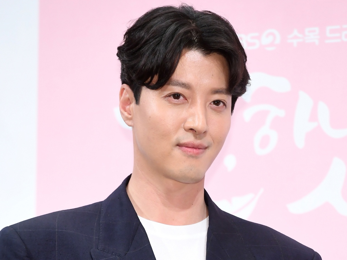 16歳年下“濡れ場”女優と熱愛説…イ・ドンゴン（44）、カフェ事業がソウル進出で公私ともに絶好調！