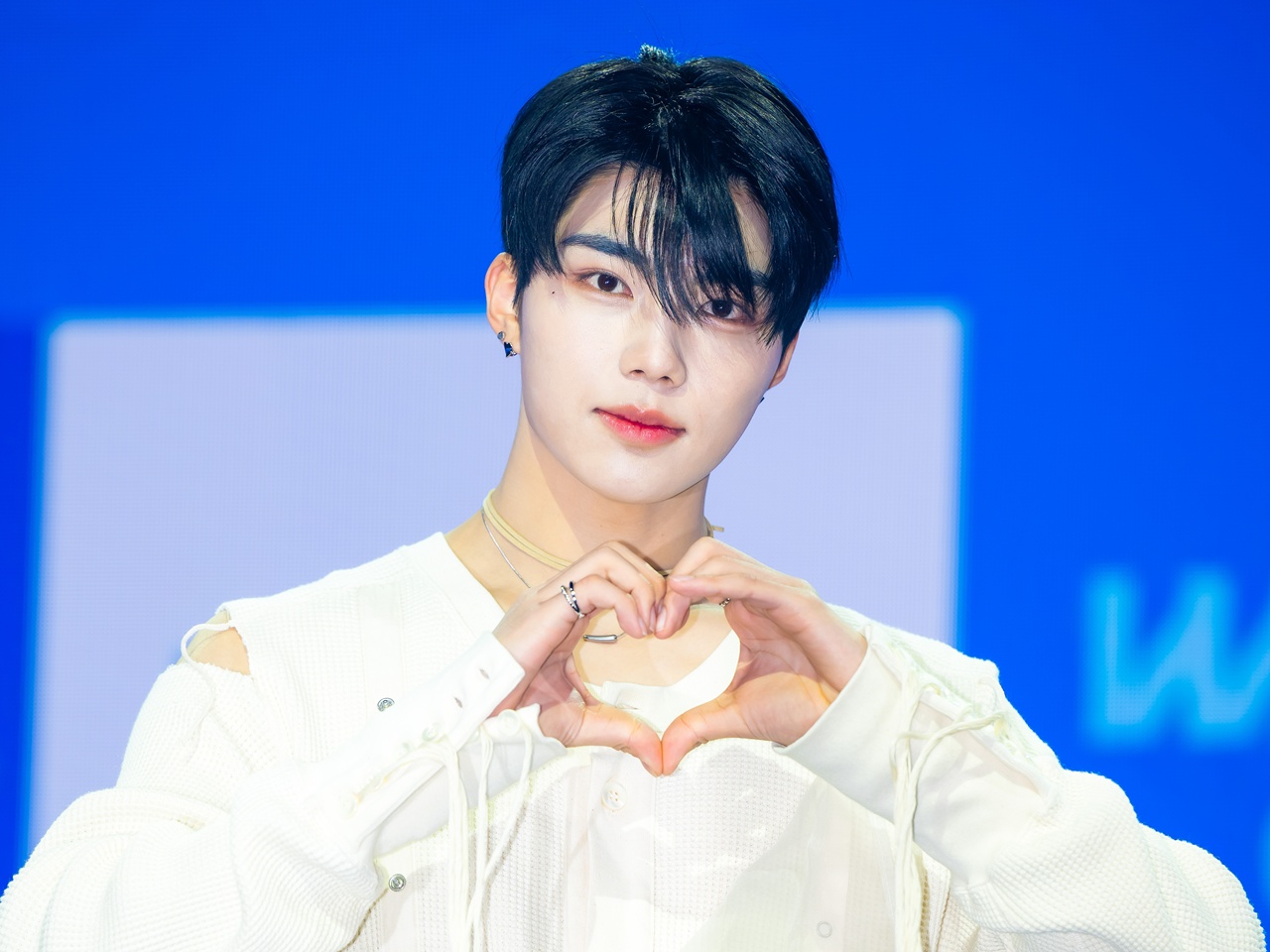 「骨格がズルすぎる」ZEROBASEONEパク・ゴヌク、スーツ姿で一層際立つ肩幅の広さ【PHOTO】