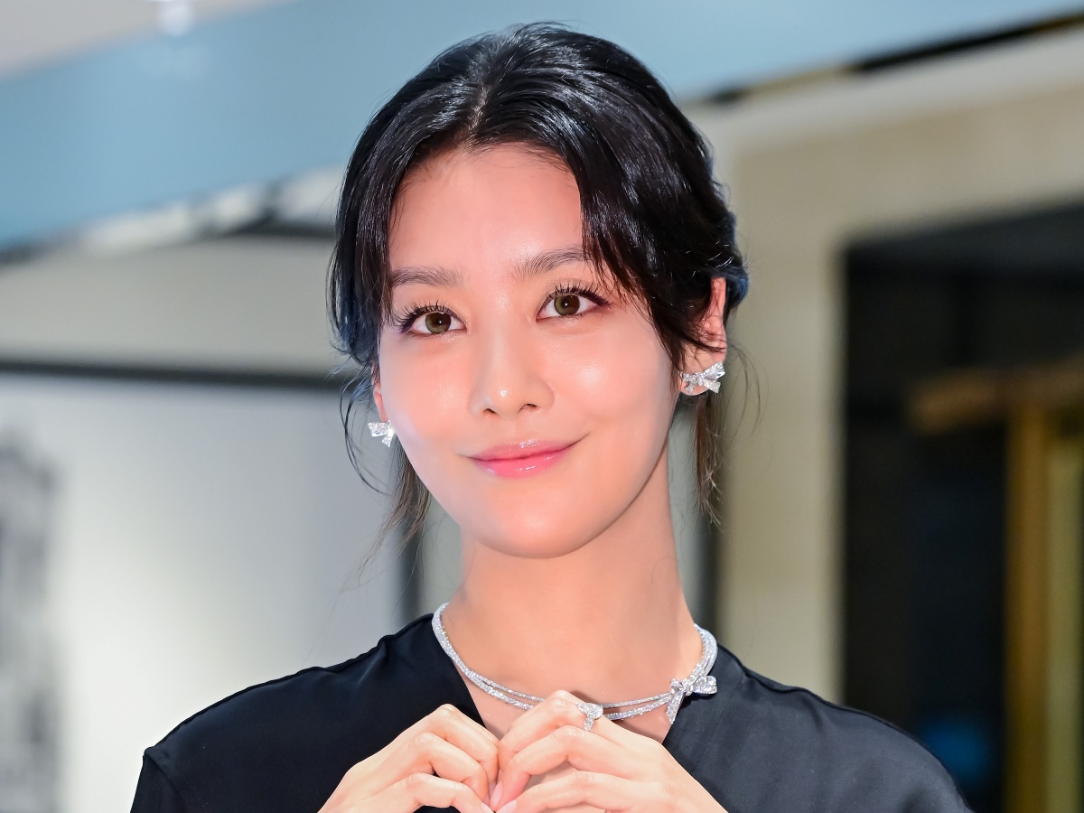 ドラマの「濡れ場」を忘れるほどの上品さ…チャ・ジュヨン、全身“ハイブラ”でも超エレガント【PHOTO】