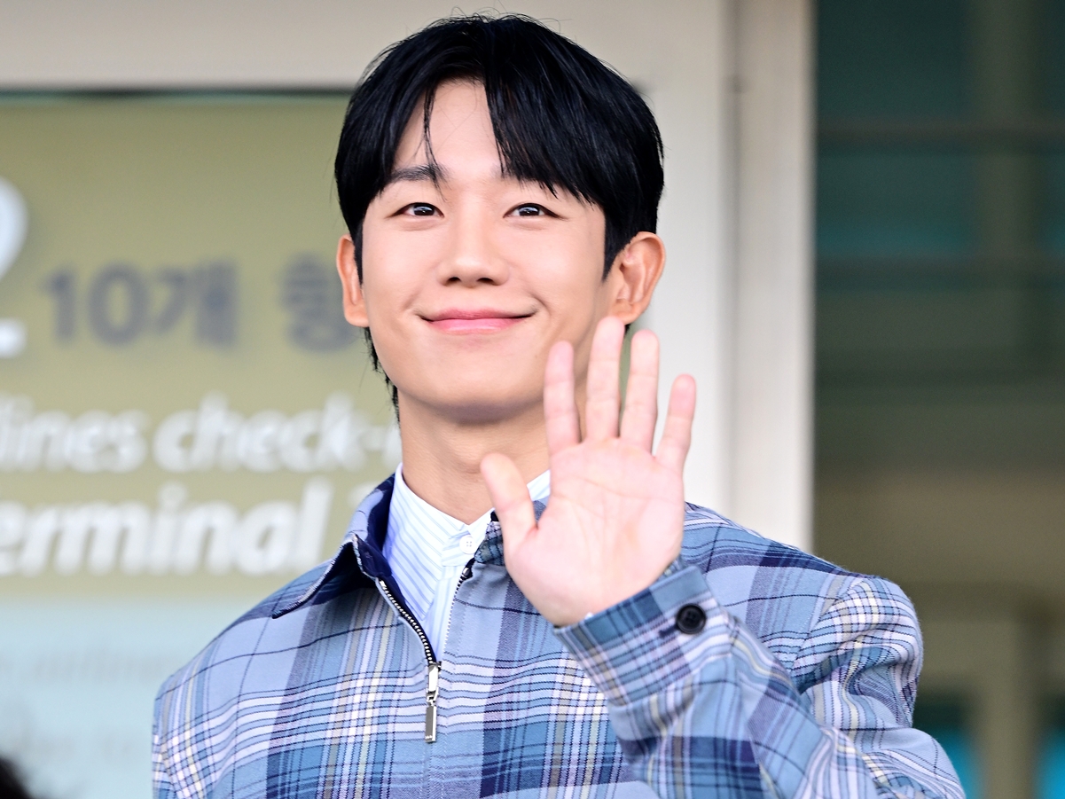 「本物の花はどっち!?」 俳優チョン・ヘイン、桜より眩しい“爽やかスマイル”にファン悶絶【PHOTO】