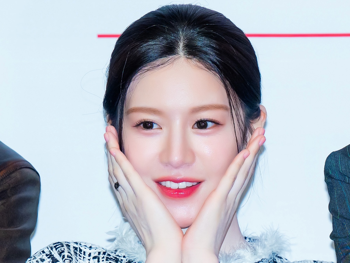 白衣を脱いで…コ・ユンジョン、ブラックドレスで放つ“妖艶さ”に釘付け「渇望が生まれる」【PHOTO】