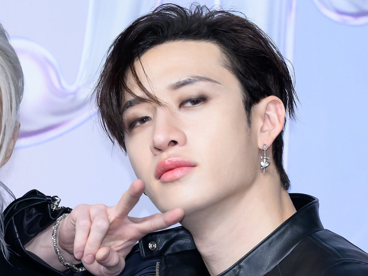 「ファンの需要わかってる」Stray Kids・バンチャン、筋肉質の肩を露わにしてミラノの街を探検【PHOTO】