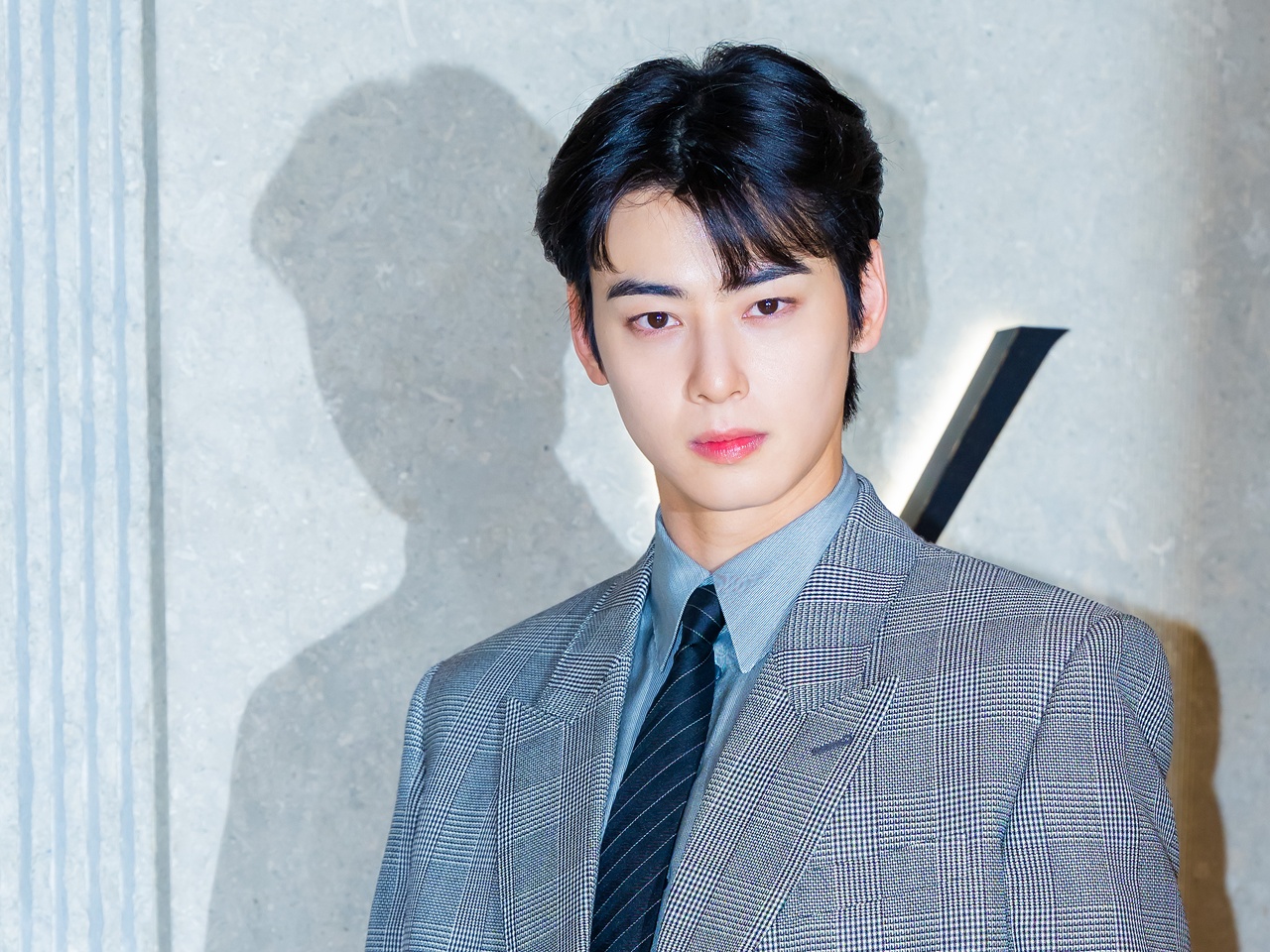 ASTRO・チャウヌ、強烈な赤リップも似合ってしまう異次元に整ったルックス「破壊力やばい」【PHOTO】