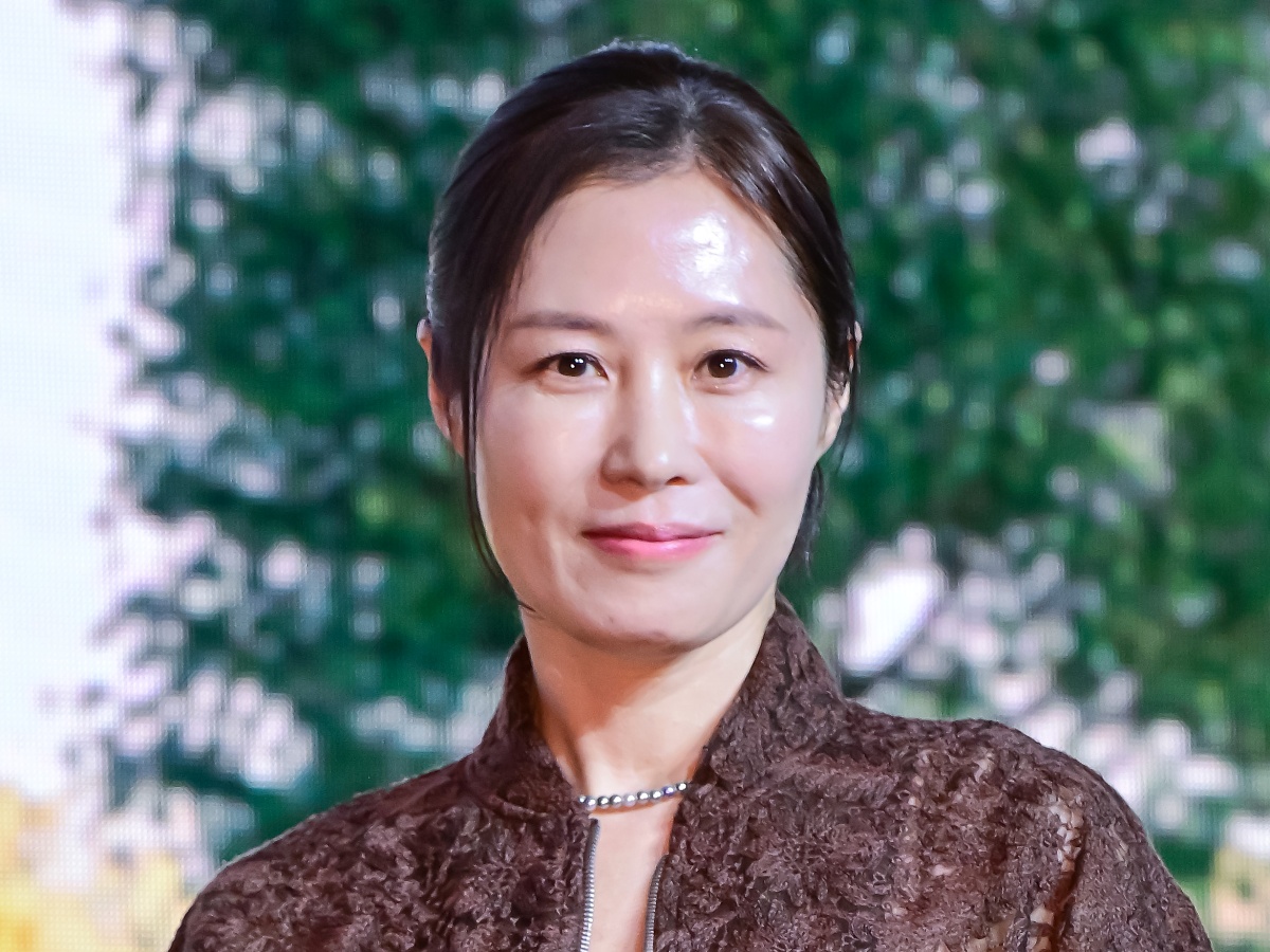 「IUの母」ムン・ソリ、ローレグ衣装で魅せた“弾力美脚”…Netflix『おつかれさま』が教えてくれた人生の美しさ