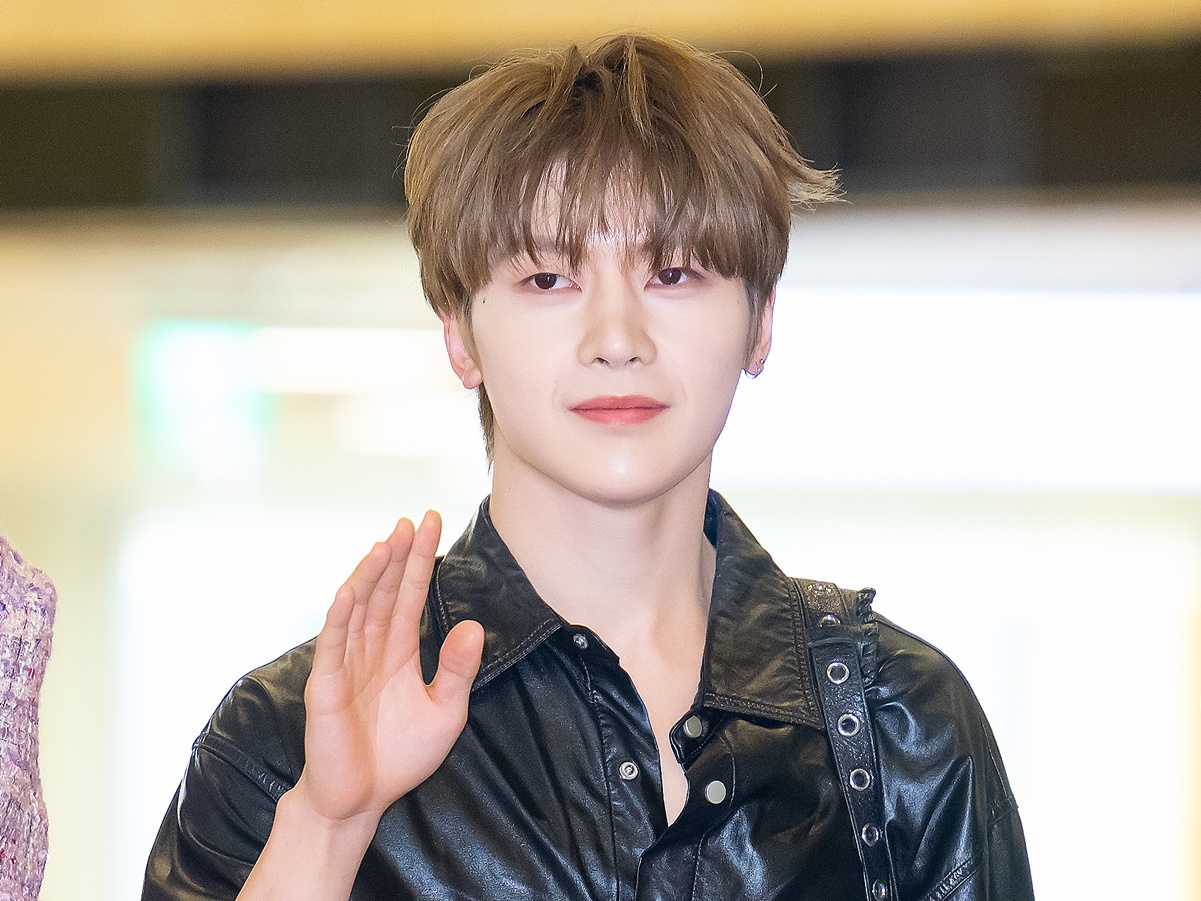 ZB1ソク・マシュー、背中の“タトゥー”あらわな大胆衣装にファン騒然「このギャップ反則」【PHOTO】