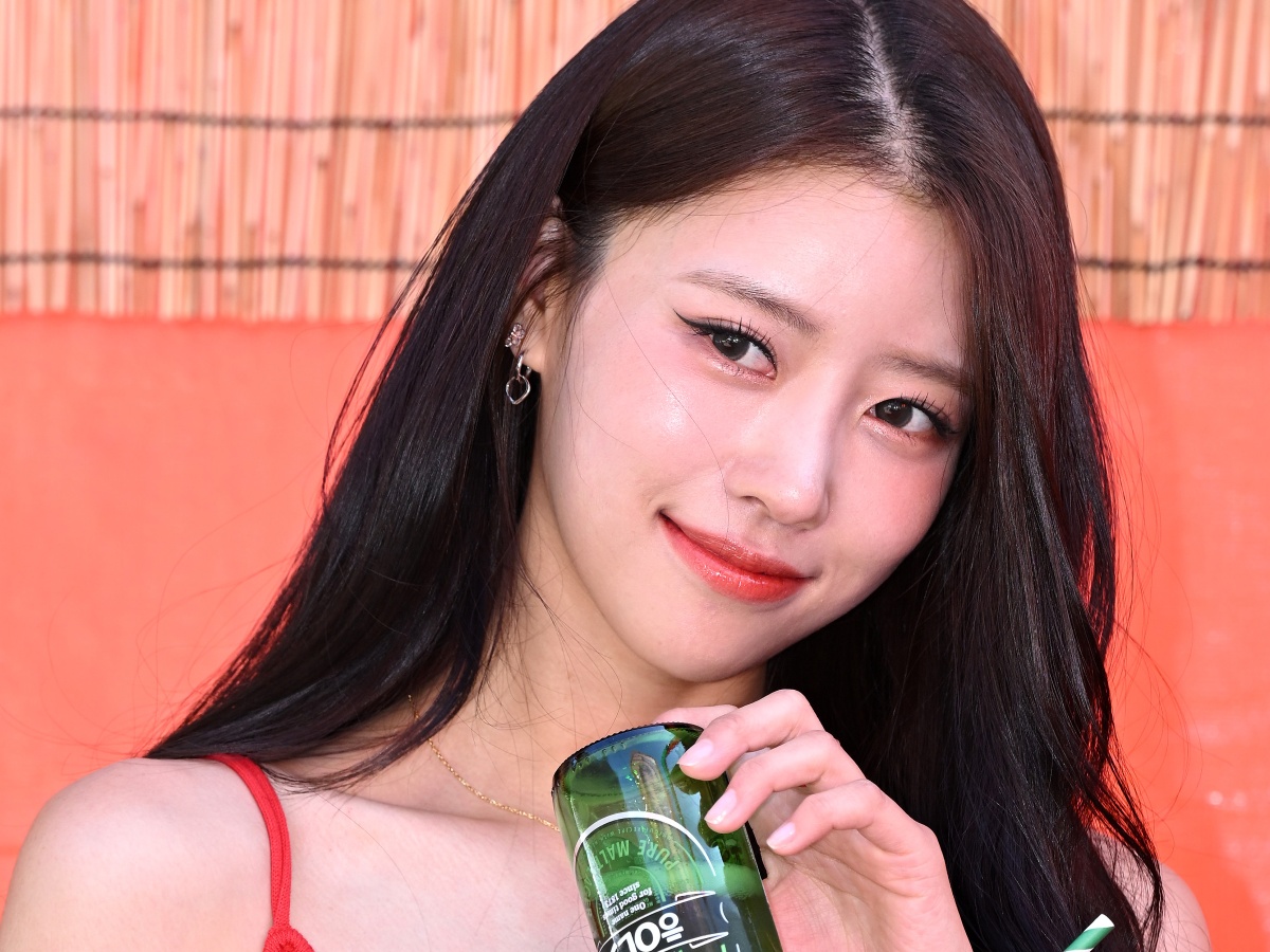 “3歳下元Jリーガー”と破局…元K-POPアイドル（30）、真夏のコーデに視線集中「骨格が芸能人」【PHOTO】