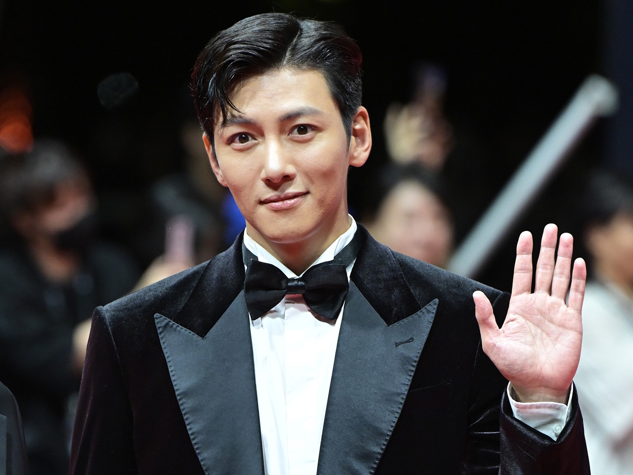 「おおきに」と挨拶も！俳優チ・チャンウク、大阪でとろける笑顔を披露しファン魅了「幸せ」【PHOTO】