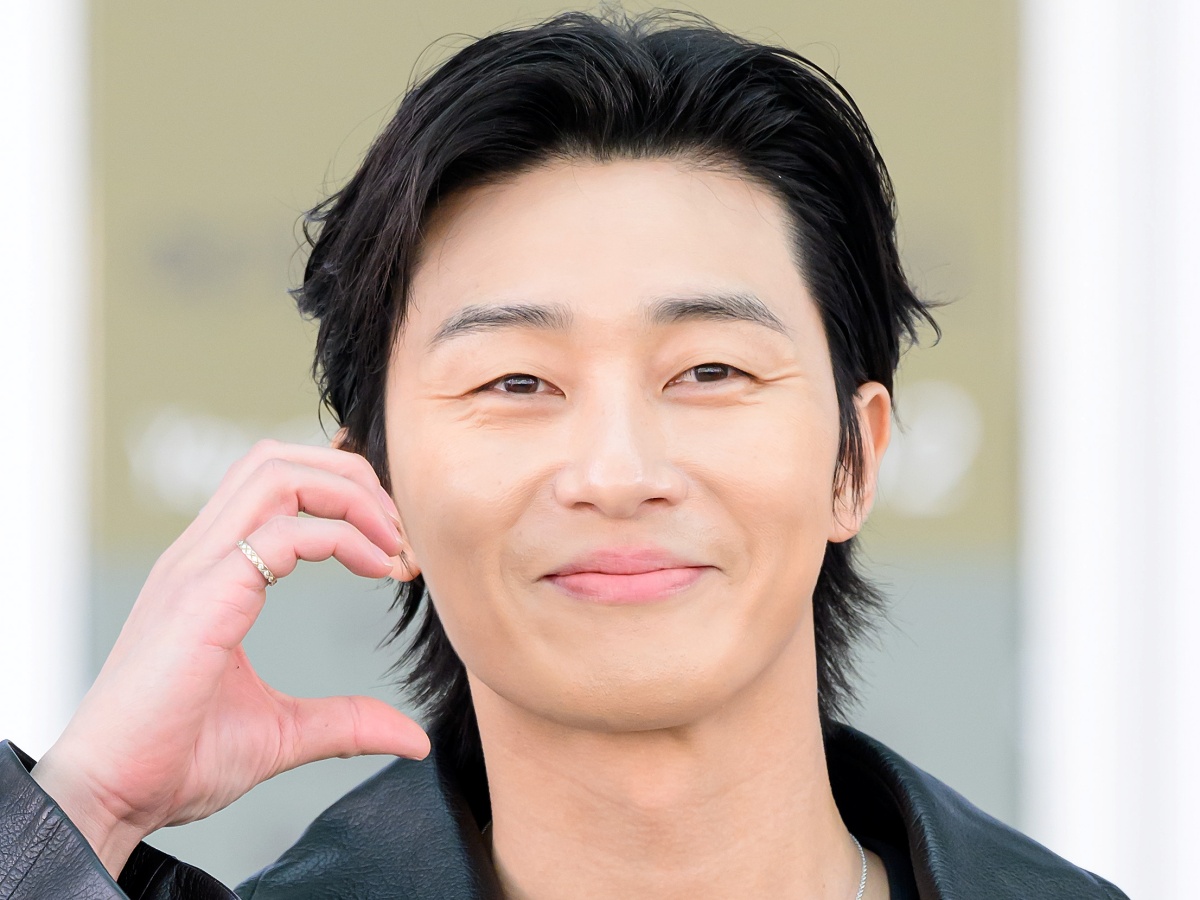 革ジャン姿で視線ロック！パク・ソジュン、“眠らない街”を舞台に圧倒的存在感【PHOTO】