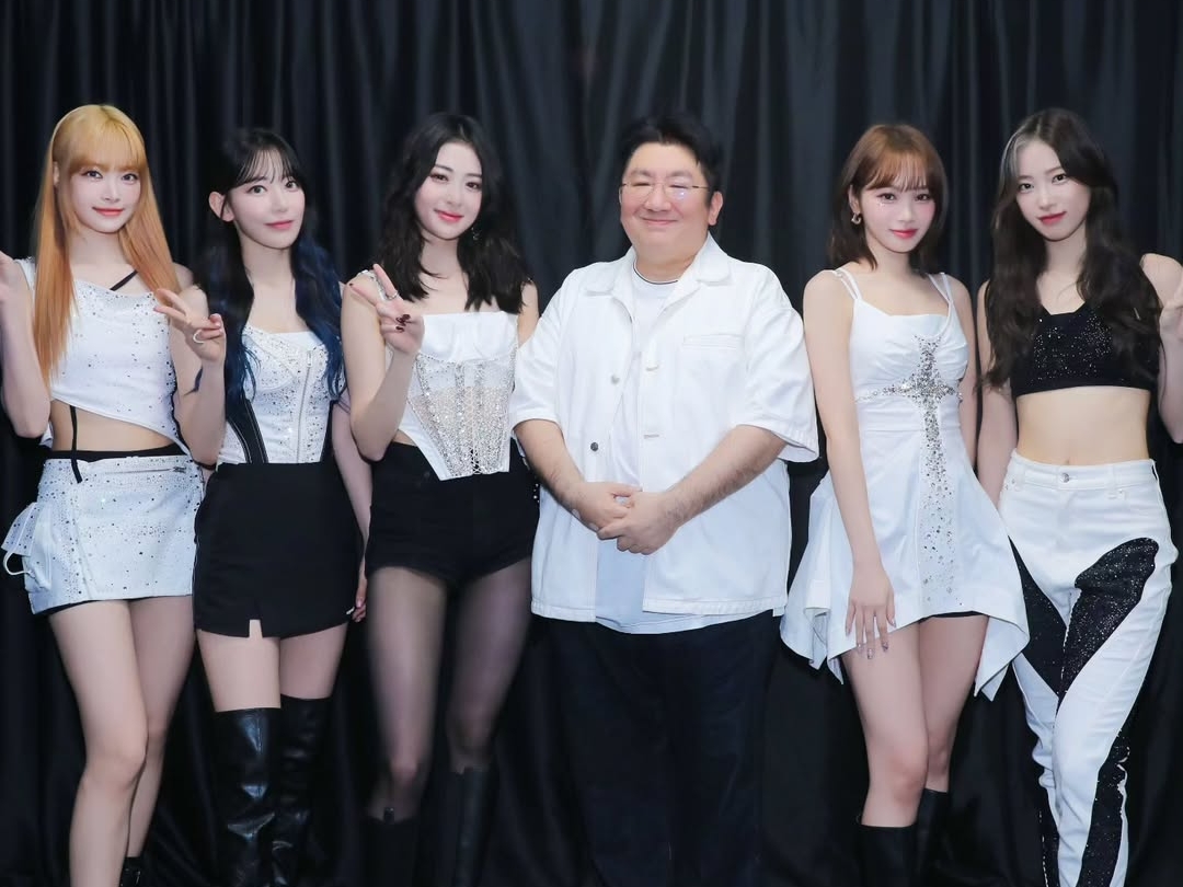 さらに痩せた？“BTSの父”、今度はLE SSERAFIMと一緒にギャルピース【PHOTO】