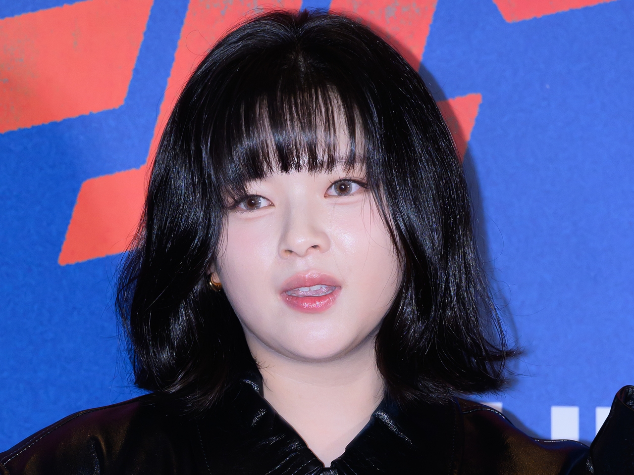 【写真】TWICEジョンヨン、“火照り顔”で舌ペロ！どアップ自撮り大放出、二度見必至のビジュアル