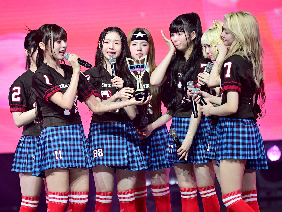 日本人メンバーも涙…UNIS、デビュー後初の音楽番組1位獲得！「EverAfterに感謝と愛を伝えたい」