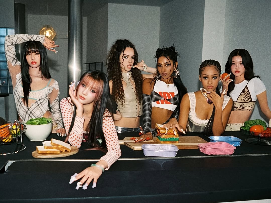 同性愛を告白したメンバーも… KATSEYE、 “大胆ビジュアル”披露の新曲コンセプトフォト公開