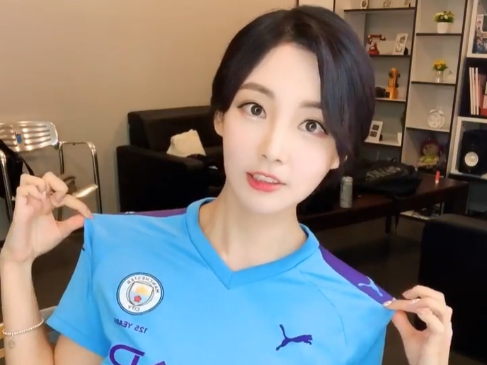 横浜FM対アル・ナスルの裏で…韓国女子アナ、ロナウドからサインもらってご満悦「ファンサがスイート！」【PHOTO】
