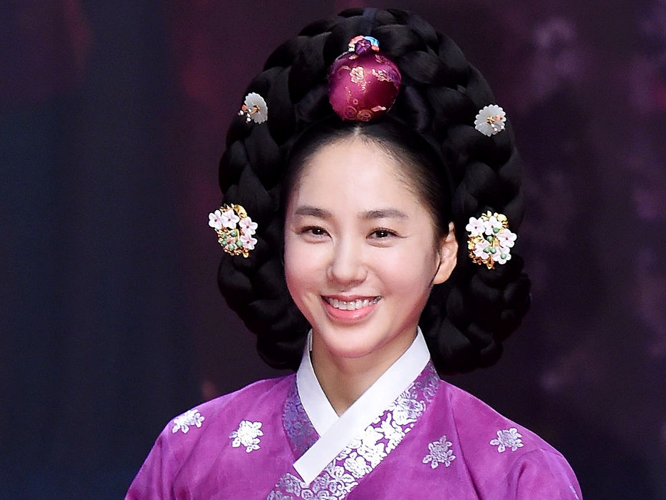 年齢不詳の美しさ…ベッドに寝そべる『オクニョ』悪役女優に「色気が止まらない」 夫は年商145億円