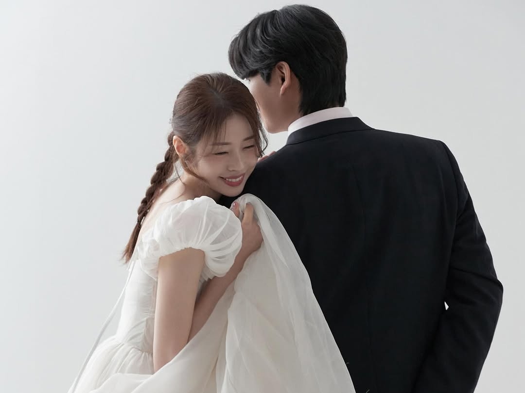韓国の美女弁護士タレント、婚約者との“甘々ウェディングフォト”公開！【PHOTO】