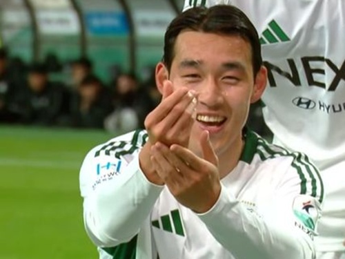 【画像】韓国サッカー選手が試合中に公開プロポーズ！お相手は7歳年上の人気女子アナ
