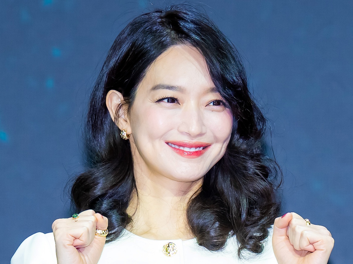 “公開恋愛10年”シン・ミナ、色気と知性で魅せる──「俳優は一番面白い職業」と語る演技愛