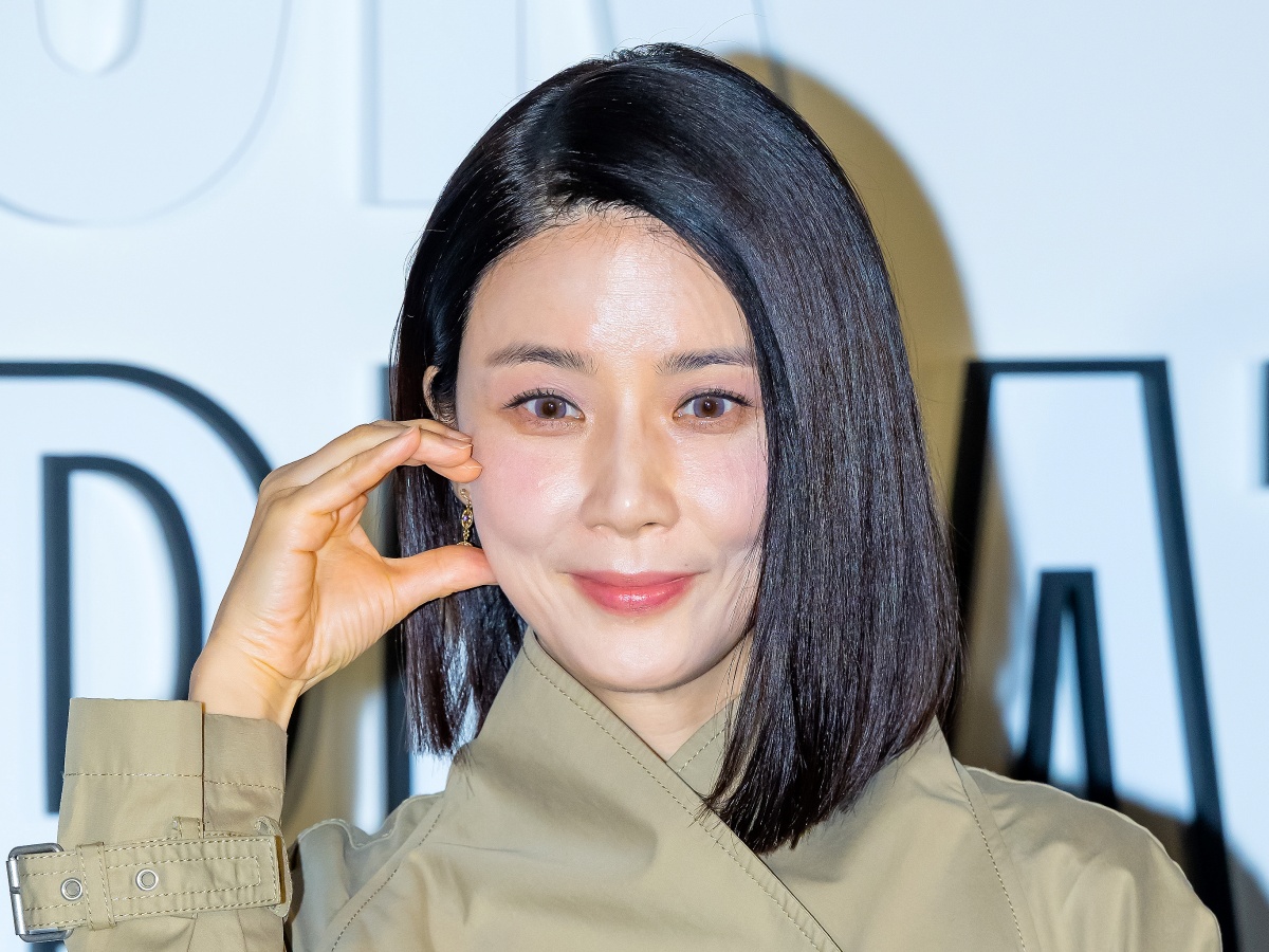 韓国屈指の“愛され妻”イ・ボヨン、清楚さと色気が共存する“奇跡のビジュアル”に視線集中【PHOTO】