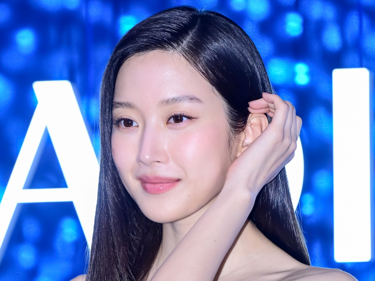 “限界ギリギリ”の衣装で再登場…ムン・ガヨン、露出多めの白ドレス姿に会場釘付け【独自写真】