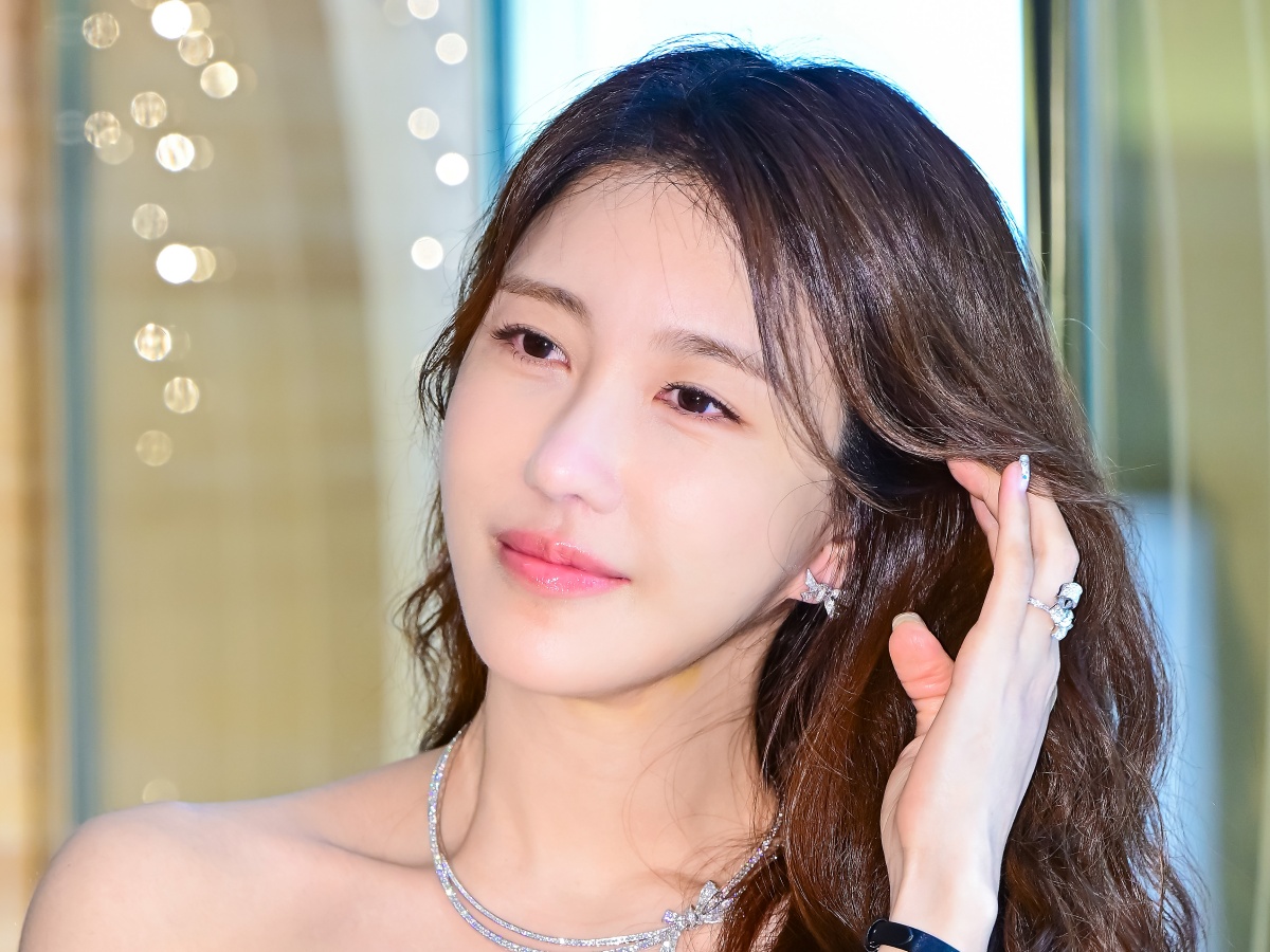 これぞ女神降臨…『ペントハウス』美人女優、至高のチューブトップドレス姿で魅せた“洗練美”【独自写真】