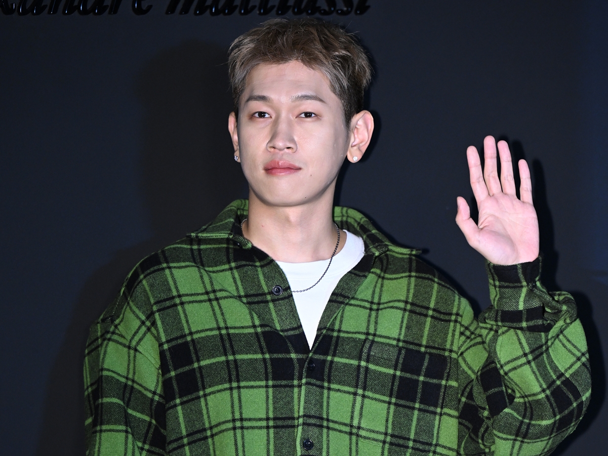 “4歳年下”アイドル彼女も心配しそう…歌手Crush、ヘルニア闘病時の写真公開「足に感覚がない」