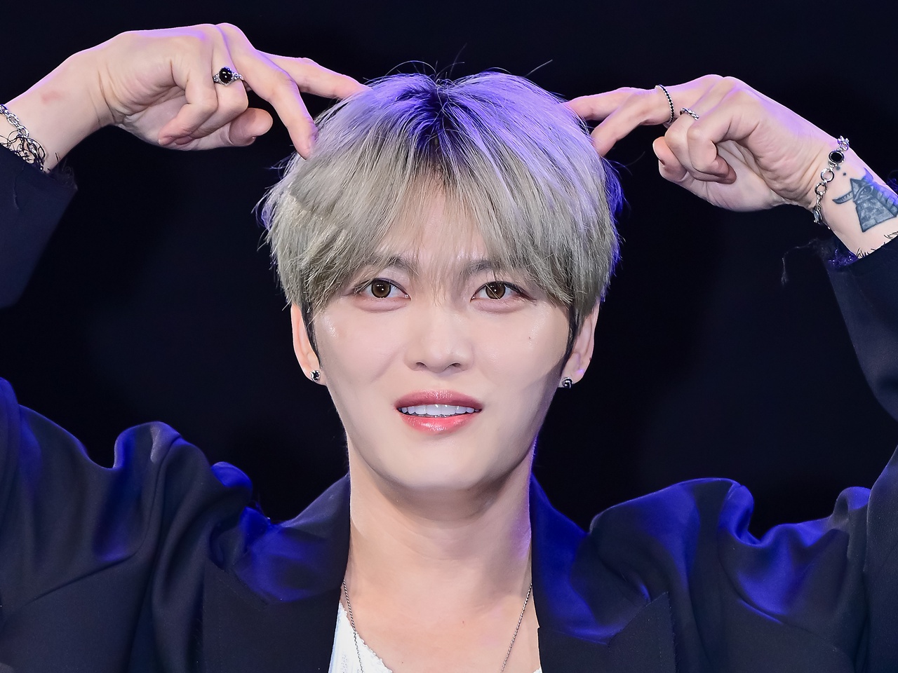 歌手ジェジュン、新AL『Beauty in Chaos』でファン待望の“ロック病”復活！MVではギター破壊も