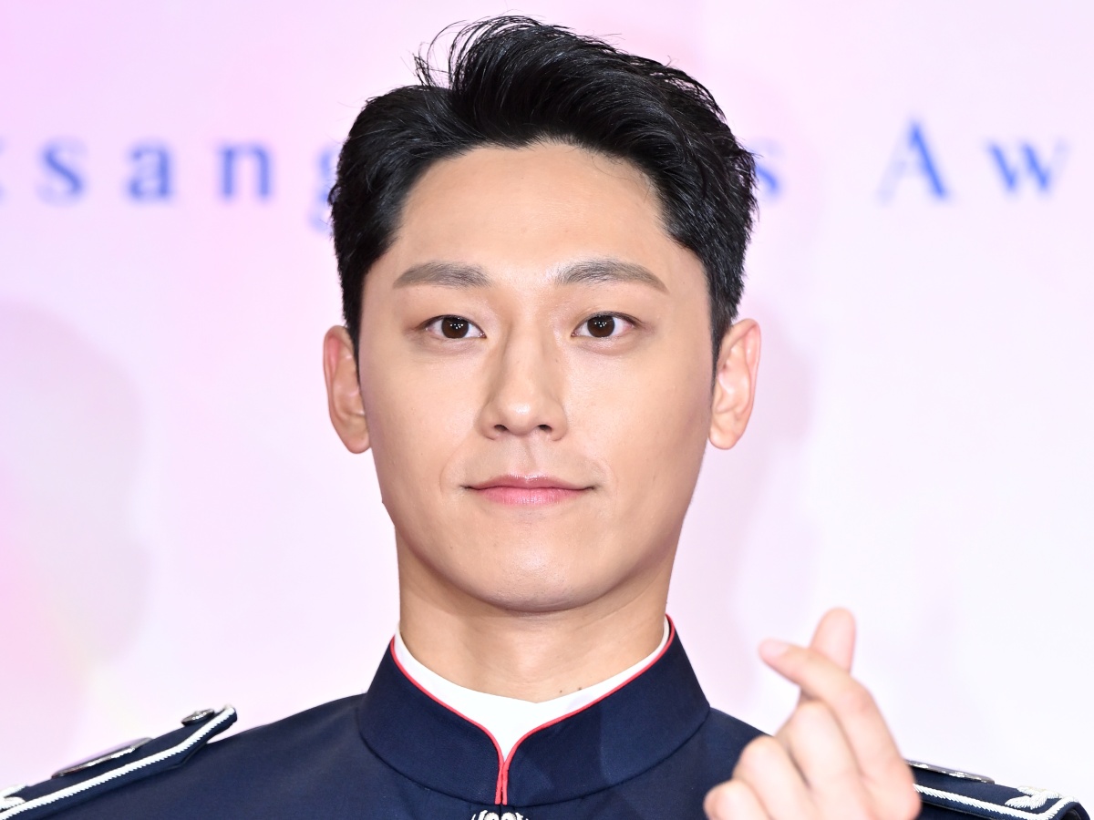 日本公演を控えたイ・ドヒョン、除隊わずか1週間で「今年の俳優賞」受賞！