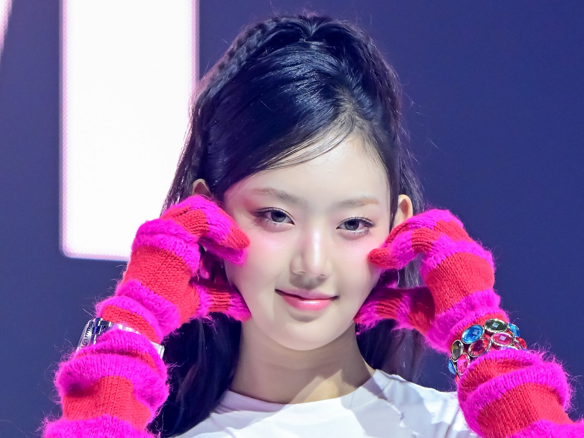 キリッとした猫顔が特徴！“IVEの妹分”KiiiKiii、最年長メンバー・イソルが始球式に挑戦