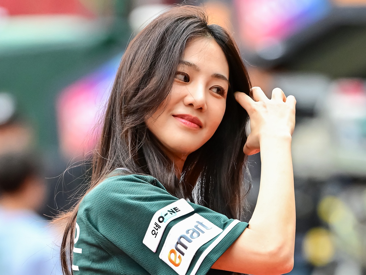 女優ハン・ジウン、美しいユニフォーム姿で“勝利の女神”に！野球愛あふれる特別な瞬間