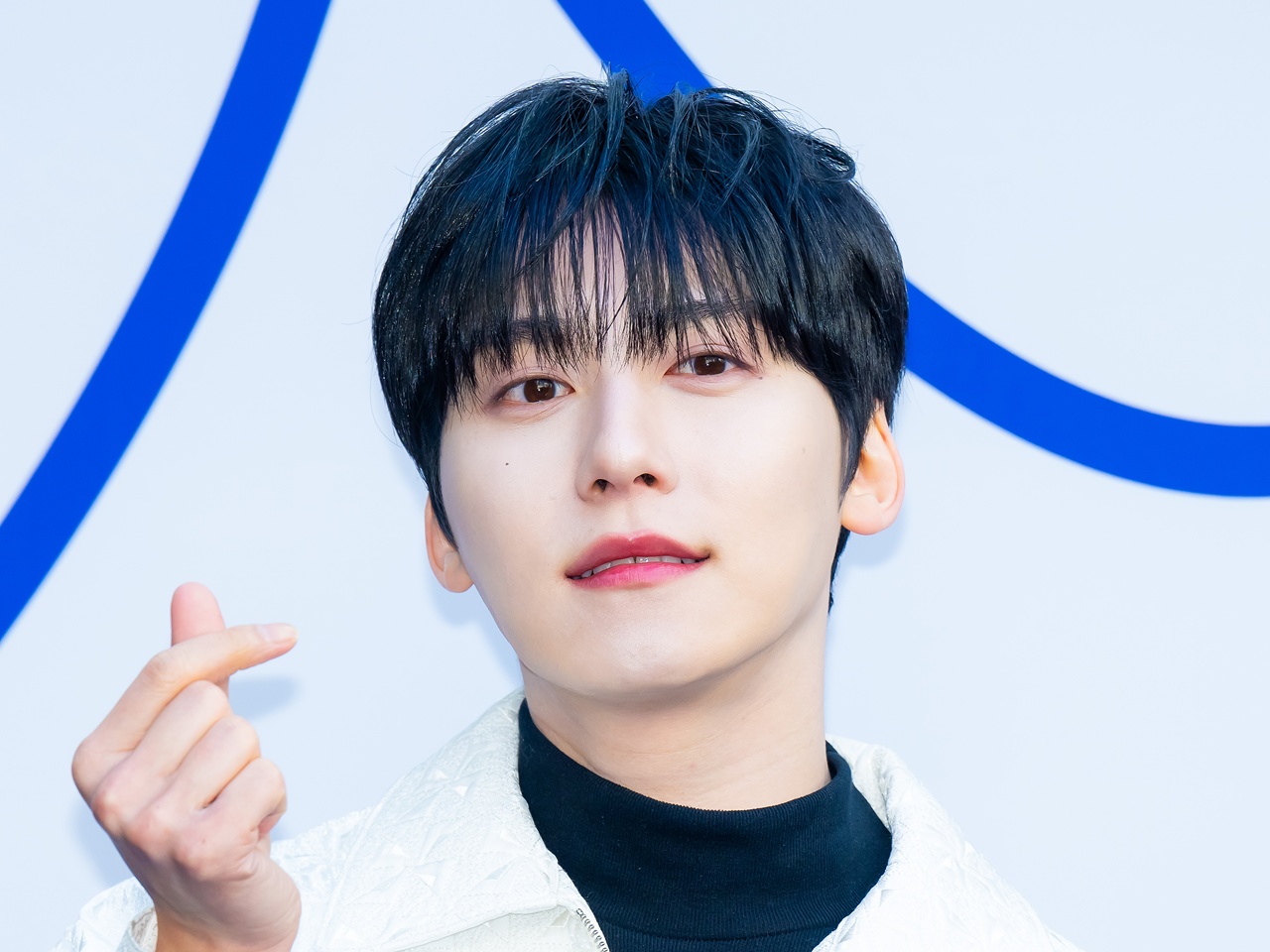 ONEUS・コンヒ、冷たい眼差しで魅せる…新アルバム『5x』コンセプトフォト公開