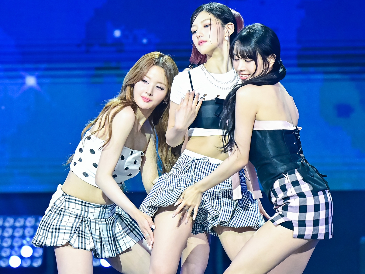 タイトル曲は“過激パフォーマンス”で物議も…KISS OF LIFE、収録曲『k bye』のステージ初披露へ