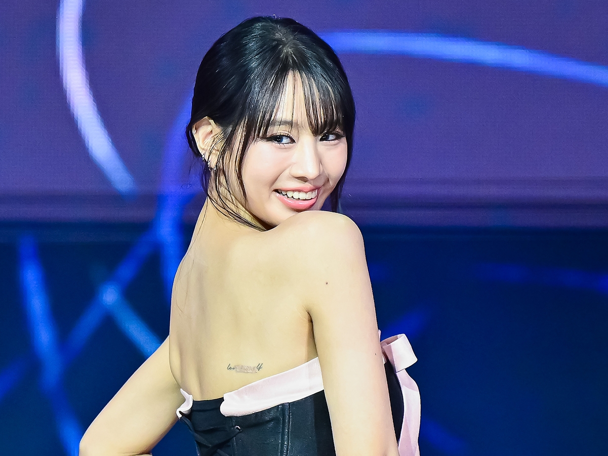 「砂時計ボディ」アイドルらしからぬ“グラマラス体型”…タンクトップ姿のナッティに視線集中！【PHOTO】