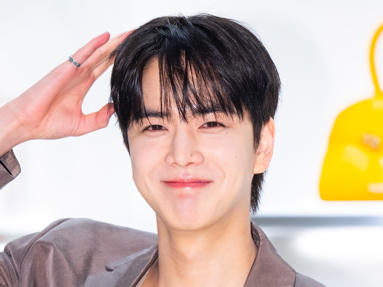 THE BOYZ・ヨンフン、“理想の彼”スタイルを披露！爽やか笑顔で洗練された魅力を放つ【PHOTO】