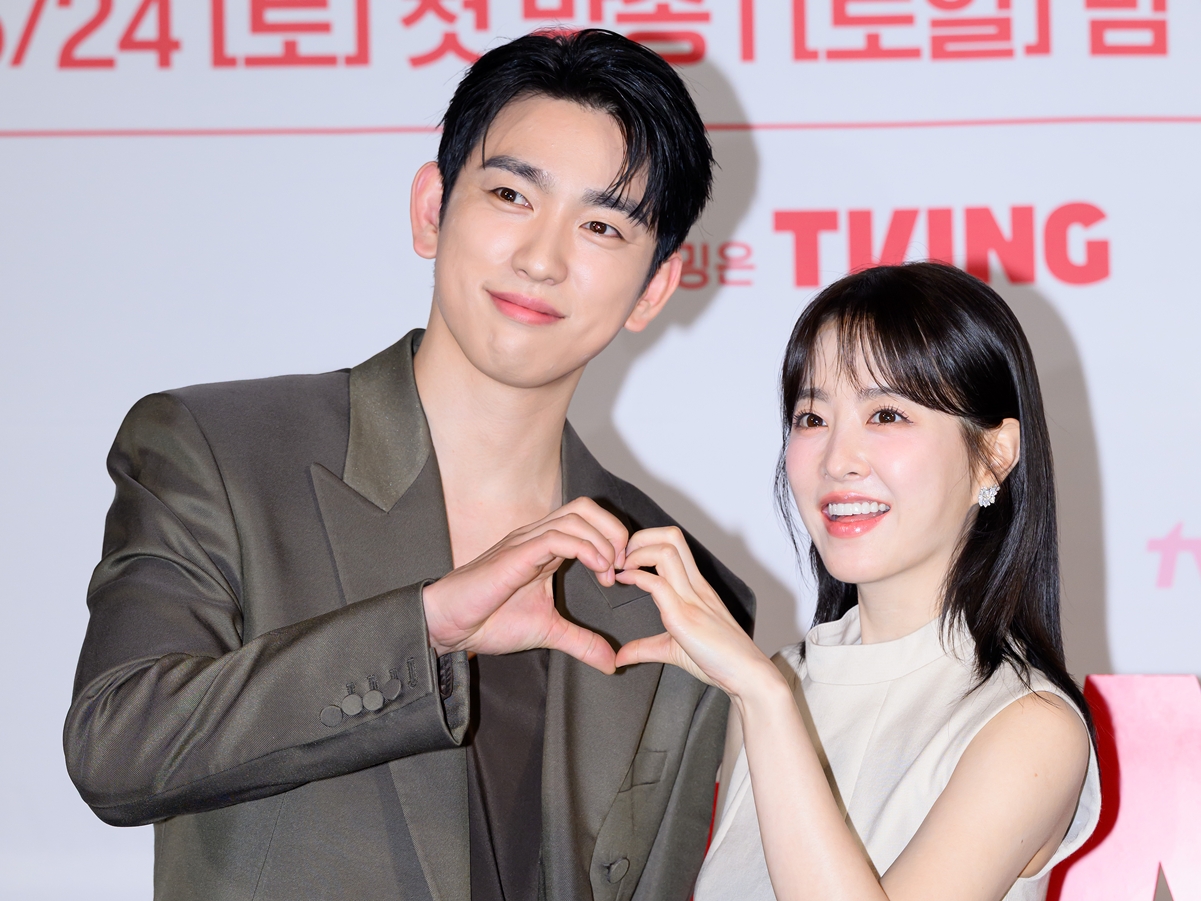 鼻が触れ合い“キス寸前”…女優パク・ボヨン＆GOT7・ジニョン、甘い雰囲気溢れるカップルSHOT【PHOTO】