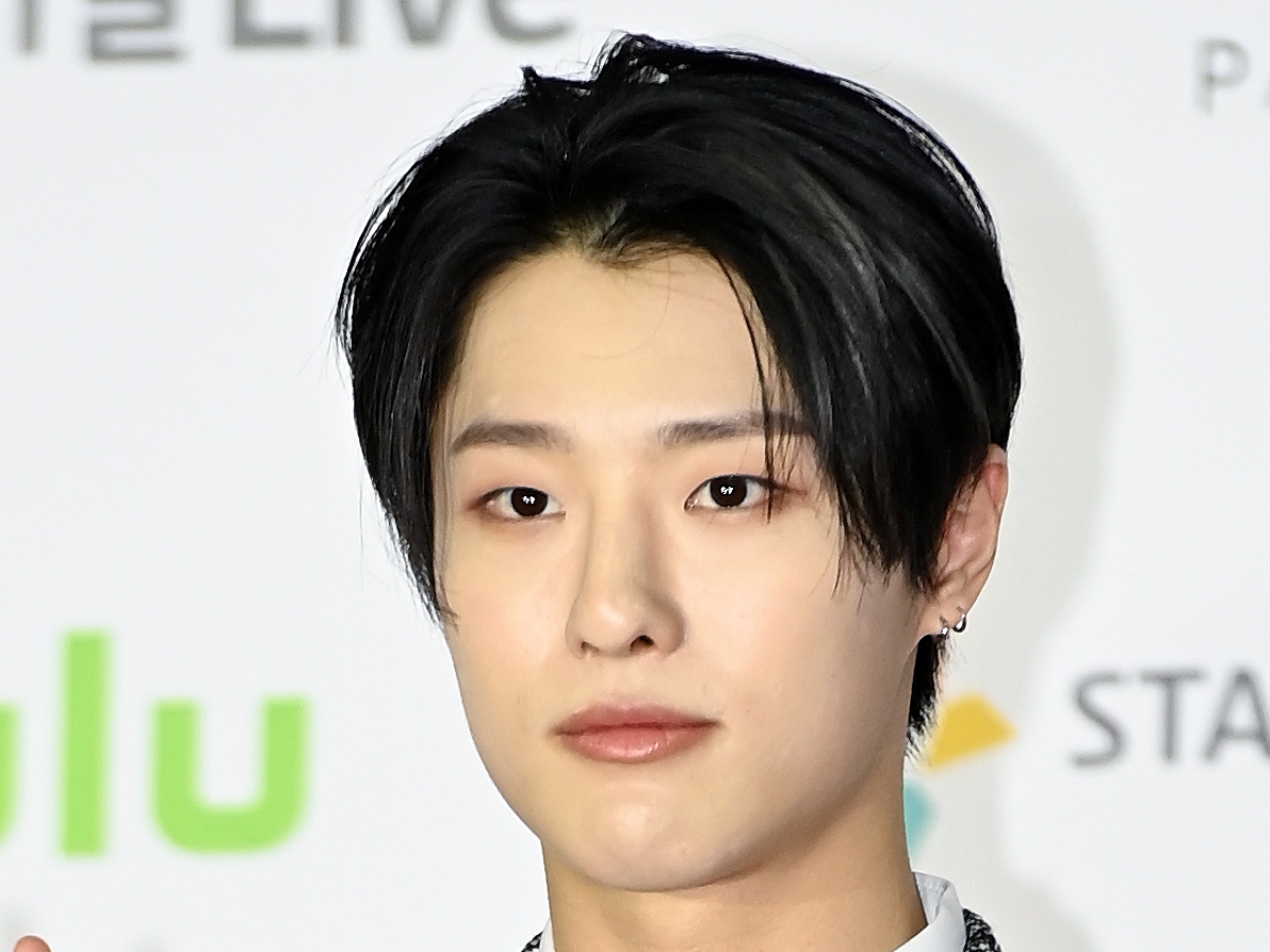 「サマソニ」出演控える歌手WOODZ、ついに除隊！生配信でファンと喜びわかち合う