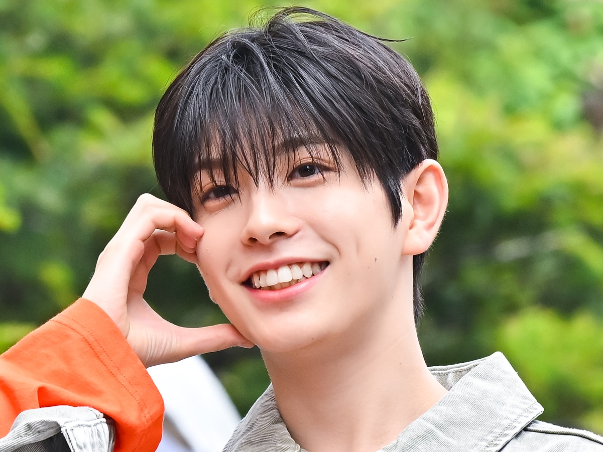 ギャップに沼落ち…“NiziUの弟”NEXZ・YUKI、ネクタイ解く男らしさに「心臓が持たん」の声【PHOTO】